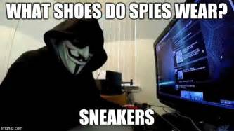 Sneakers Uma Aventura Espionagem com Hackers Rebeldes!